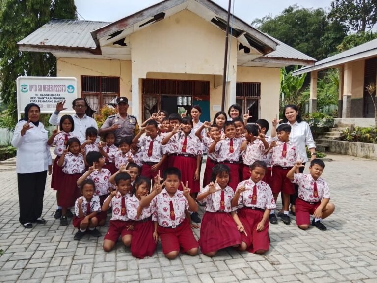 Sampaikan Himbauan Kamtimas, Bhabinkamtibmas Polsek Siantar Marihat Sambang di UPTD SD Negri 122373 Jalan Nembos