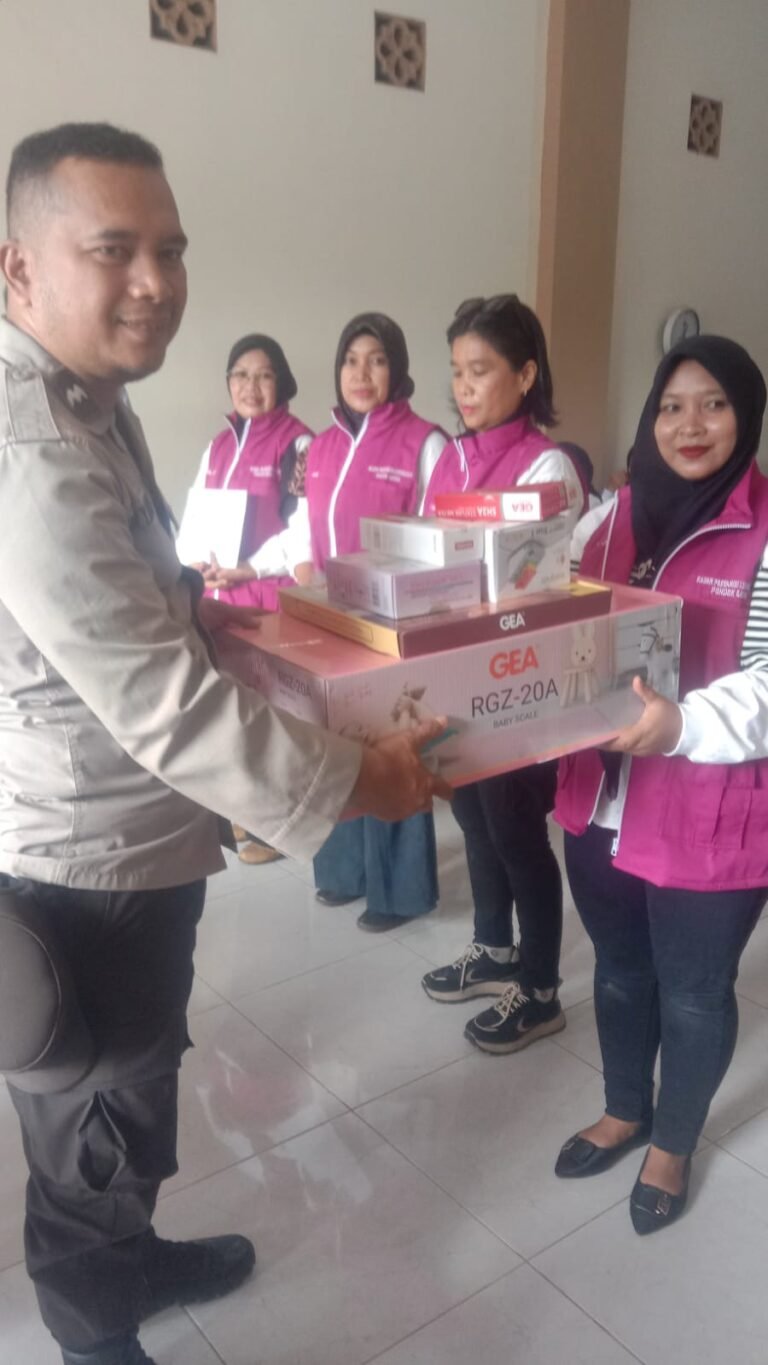 Sampaikan Pesan Kamtibmas, Bhabinkamtibmas Polsek Siantar Martoba Hadiri Penutupan Pelatihan Kader Posyandu