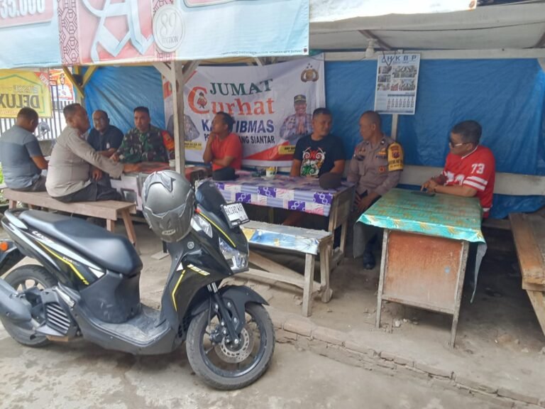 Bhabinkamtibmas Polsek Siantar Marihat Jumat Curhat Kamtibmas di Jalan Nembos
