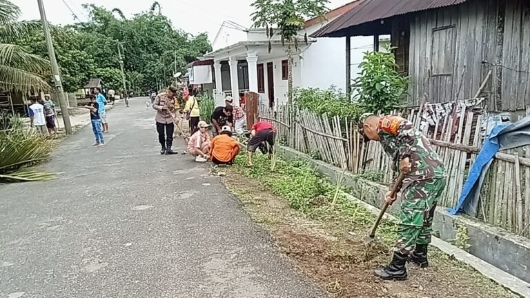 Polsek Siantar Marihat Bersama Tiga Pilar Dan Warga Gotong Royong di Jalan Negeri Bosar