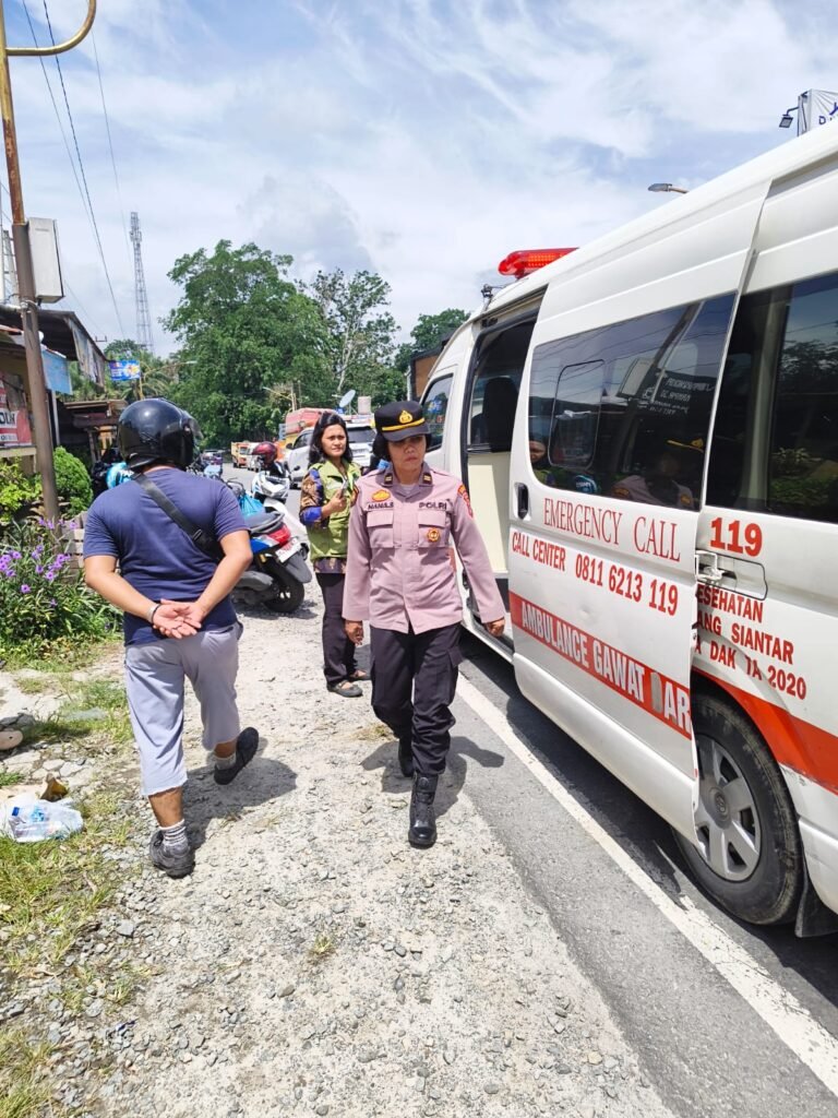 Kapolsek Siantar Marihat Respon Cepat Cek Dan Evakuasi Warga Diduga ODGJ Tergeletak Lemas di Jalan Parapat KM 6