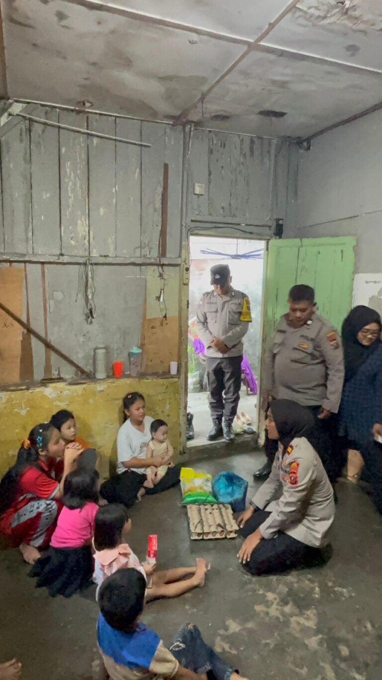 Kapolsek Siantar Selatan Kunjungi Dan Berikan Bansos Kepada Warga Yang Anak Mengalami Malnutrisi