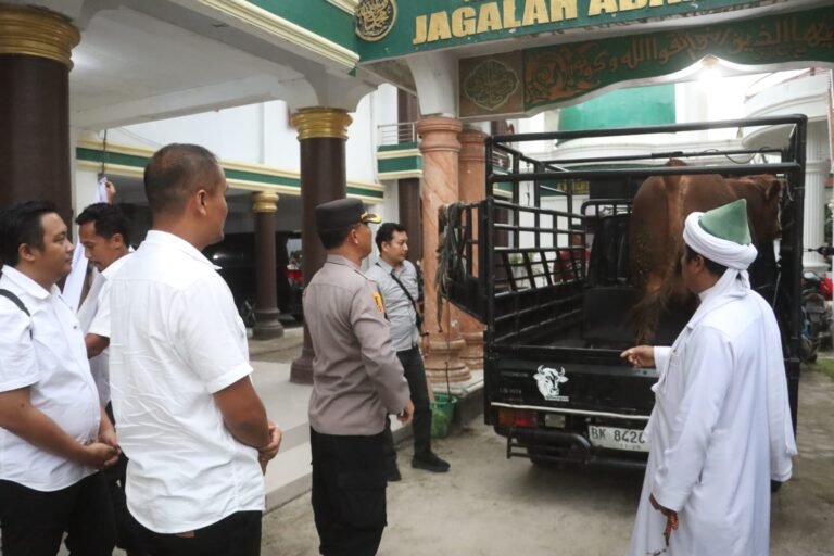 Kapolda Sumut Serahkan Sapi Kurban 600 Kg ke Persulukan Serambi Babussalam Simalungun, TGB : Jadikan Idul Adha Momentum Perkuat Persatuan Bangsa