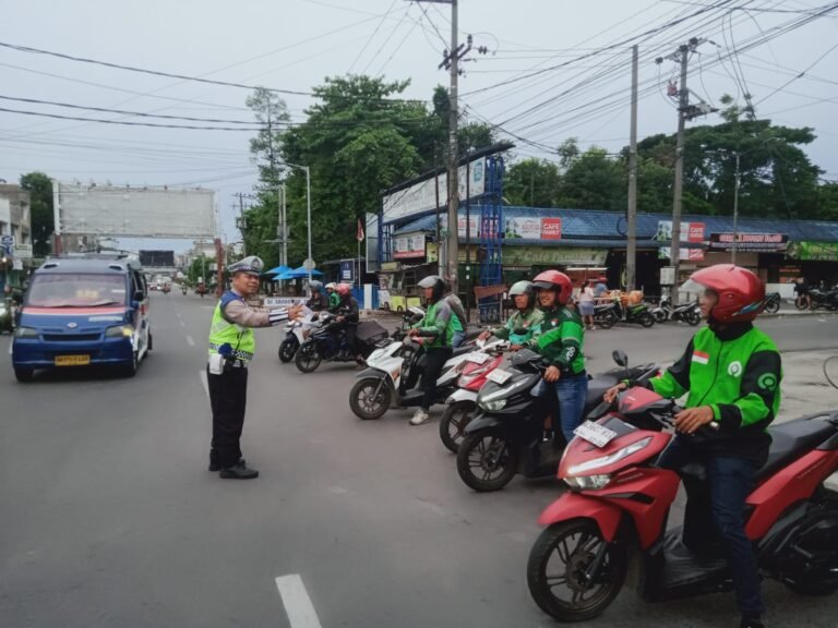 Sat Lantas Polres Pematang Siantar Laksanakan Binluh Dan Dikmas Lantas Kepada Pengendara Gojek