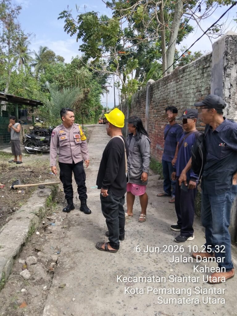 Polsek Siantar Utara Berikan Himbauan kepada Pekerja Rabat Beton di Gang Pinus