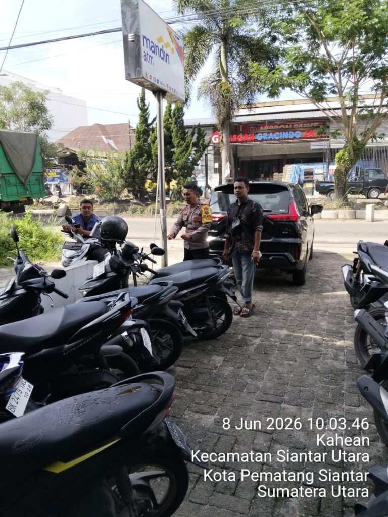 Bhabinkamtibmas Polsek Siantar Utara Sambangi Pekerja Toko Bangunan Sampaikan Pesan Kamtibmas