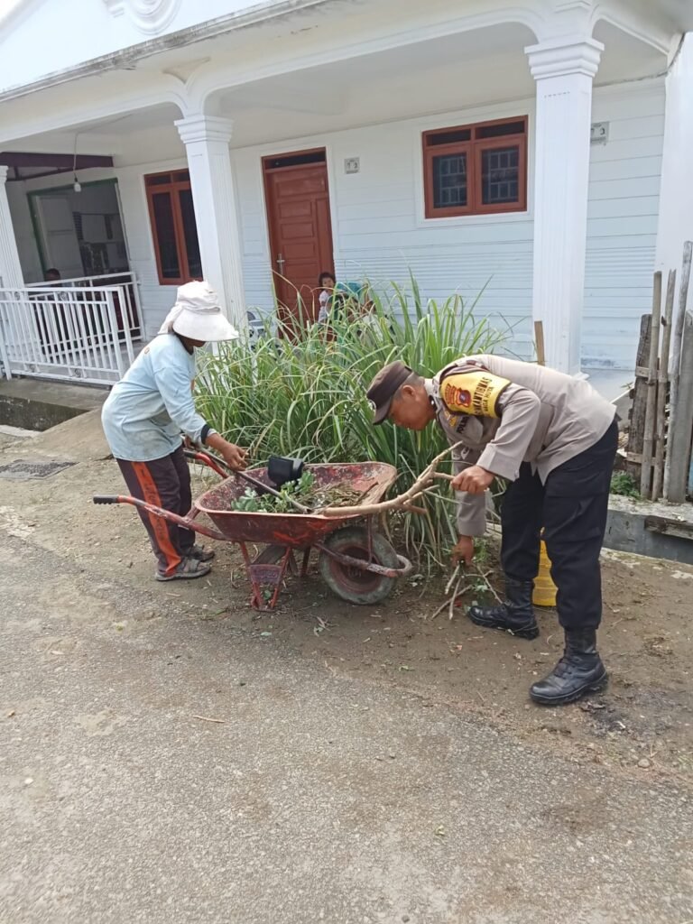 Bhabinkamtibmas Polsek Siantar Marihat Gotong Royong Bersama di Jalan Negri Bosar