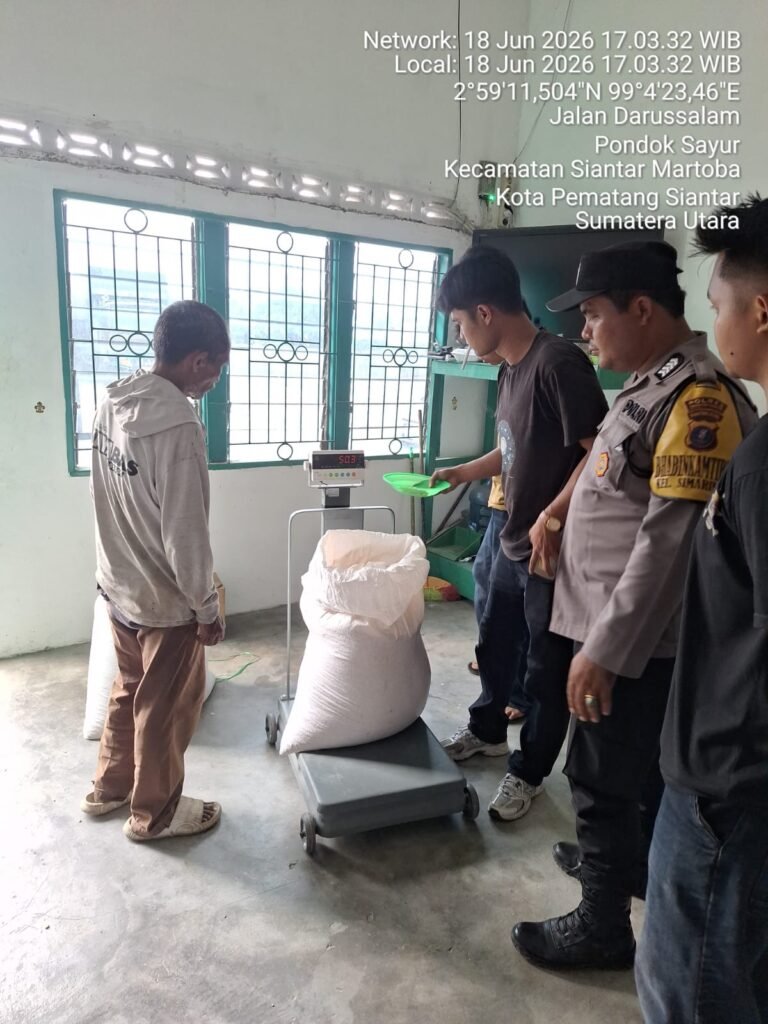 Polsek Siantar Marihat Dampingi Penjualan 450 Kg Hasil Panen Jagung Petani Binaan ke Bulog