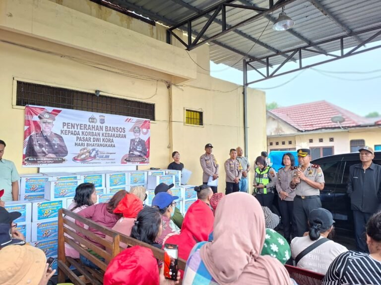Sambut HUT Bhayangkara ke 80, Polres Pematang Sianțar Berikan Bansos Kepada Korban Kebakaran Kios Pasar Dwikora