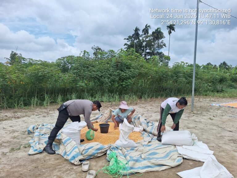 Bhabinkamtibmas Polsek Siantar Marihat Bantu Cek Kadar Air Jagung Petani Binaan ke Bulog Pematang Siantar