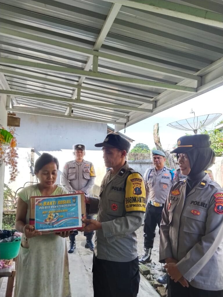 Sambut HUT Bhayangkara ke 80, Polsek Siantar Barat Berikan Bansos Kepada Warga Membutuhkan di Jalan Enggang