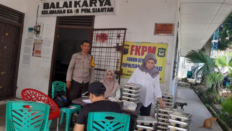 Bhabinkamtibmas Polsek Siantar Selatan Monitoring Distribusi MBG Kepada Warga di Kantor Kelurahan Karo