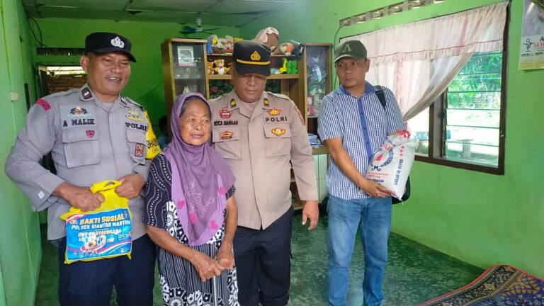 Sambut HUT Bhayangkara Ke 80, Polsek Sianțar Martoba Berikan Bansos Kepada Warga Membutuhkan
