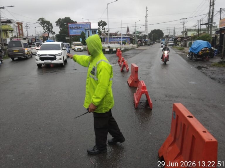 Tinjut Laporan CC 110, Sat Lantas Polres Pematang Sianțar Urai Kemacetan Arus Lalin di Jalan Parapat
