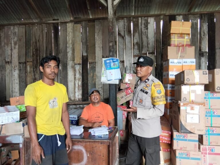 Jalin Silahturahmi, Bhabinkamtibmas Polsek Siantar Timur DDS di Gudang Expedisi