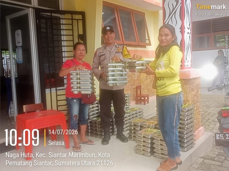 Bhabinkamtibmas Polsek Siantar Marihat Hadiri Pendistribusian MBG Kepada Warga Penerima B3
