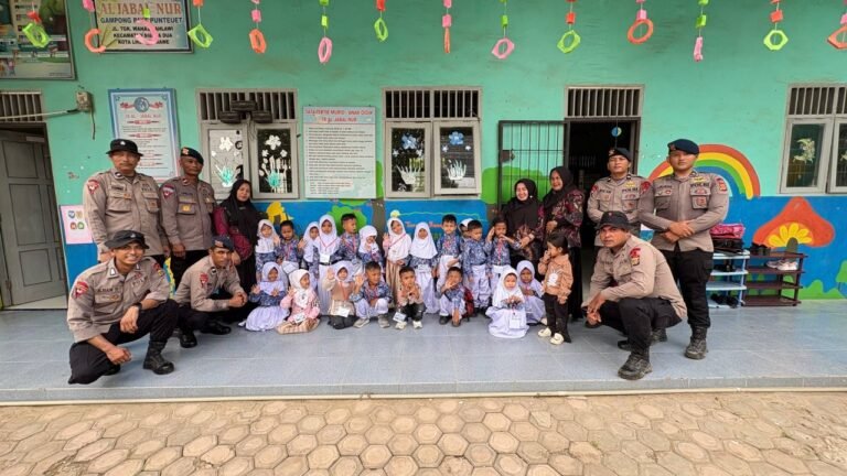 Sukseskan Gerakan Indonesia Asri, Brimob Aceh Bersihkan Sekolah TK Al Jabal Nur