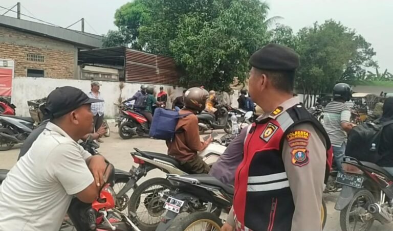 Antrean Pengisian BBM Mengular, Polresta Deli Serdang Lakukan Pengamanan Dan Pengaturan Jalur Disetiap SPBU
