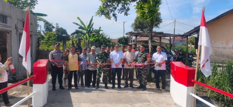 Bhabinkamtibmas Polsek Siantar Marihat Hadiri Peresmian Jembatan Garuda Merah Putih di Gang Gabe