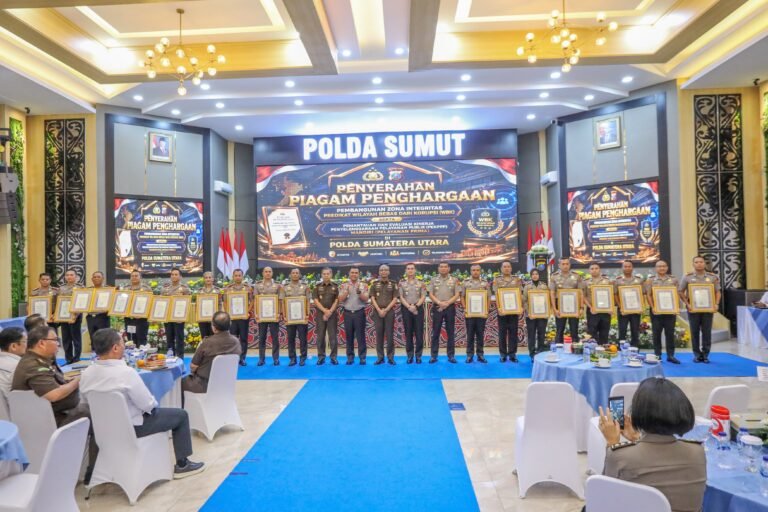 Kapolda Sumut Serahkan Penghargaan ZI Dan Pelayanan Prima Kepada Satker Berprestasi