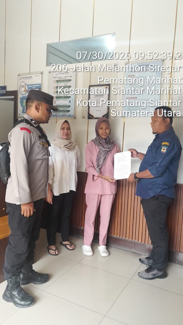 Bhabinkamtibmas Polsek Siantar Marihat Dan Lurah Bagikan Surat Edaran Walikota Pematang Siantar Kepada Masyarakat