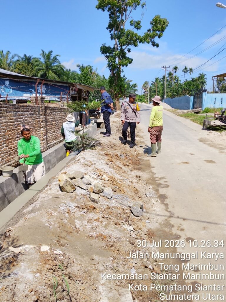 Bhabinkamtibmas Polsek Siantar Marihat Sambang Kamtibmas Kepada Pokmas di Jalan Manunggal Karya