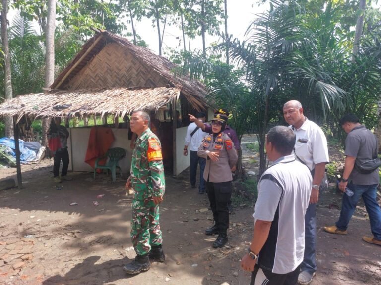 Polsek Binjai Gandeng TNI Dan Kepala Desa Grebek Sarang Narkoba
