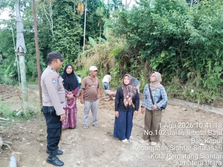 Bhabinkamtibmas Sambang Kamtibmas Kepada Pokmas di Jalan Irigasi Blok III