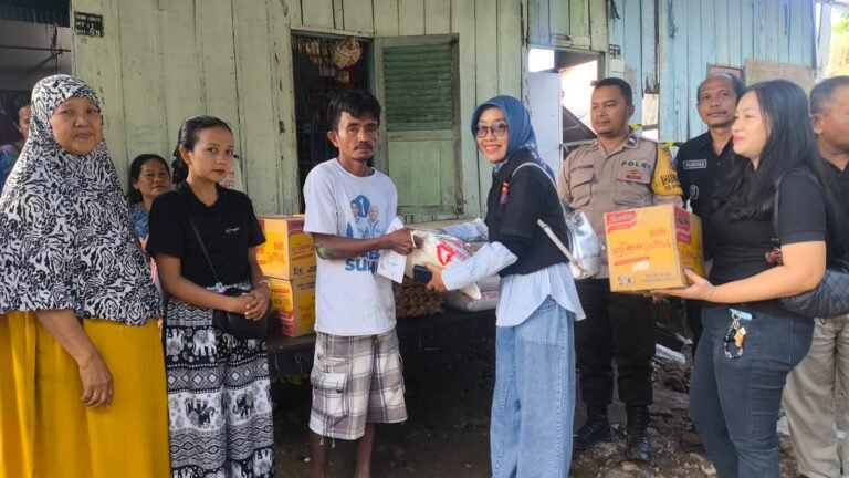 Polsek Siantar Martoba Dampingi Komunitas Bankom Berikan Bansos Kepada Warga Korban Bencana Alam
