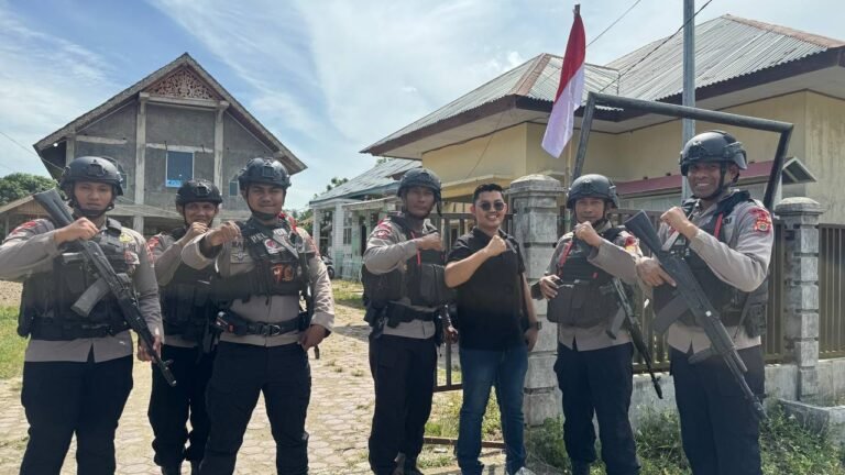 Brimob Batalyon B Pelopor Ajak Warga Pasang Bendera Merah Putih Semarakkan HUT Kemerdekaan RI ke 81