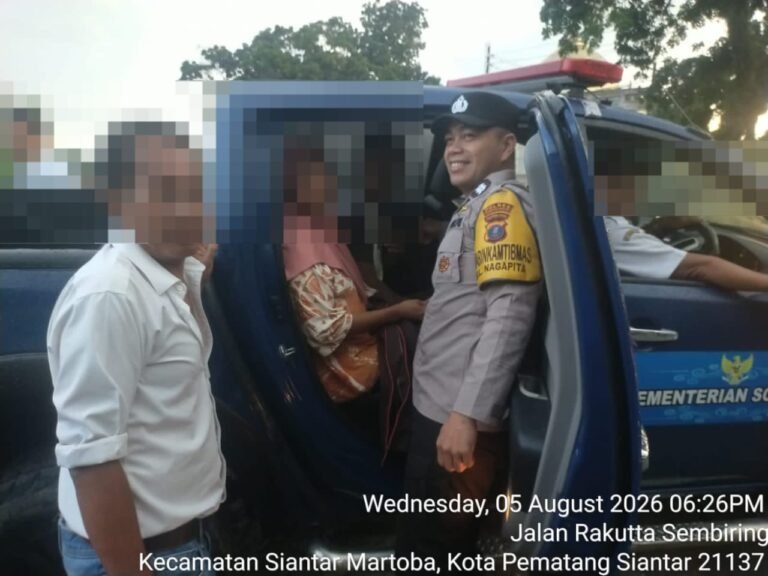 Bhabinkamtibmas Polsek Siantar Martoba Bantu Bawa Warga ke Pusat Rehabilitasi