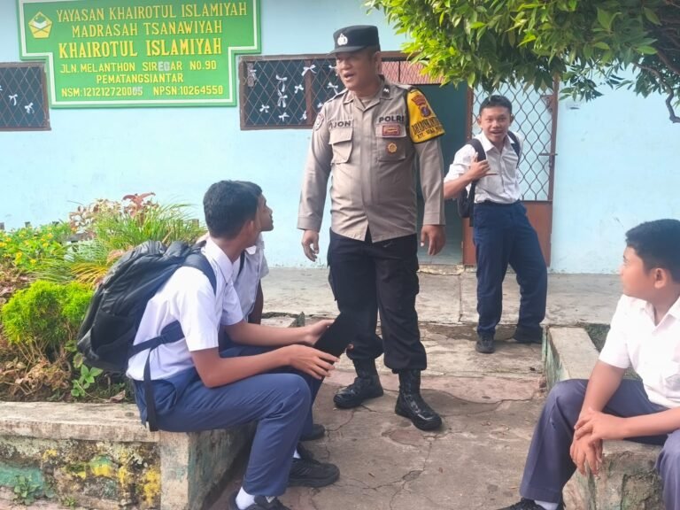 Bhabinkamtibmas Polsek Siantar Marihat Sambang di Sekolah MTS Khoirottul Islamiyah