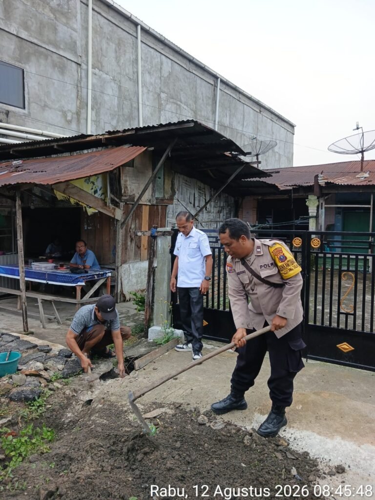 Polsek Siantar Utara Gotong Royong Bersama Warga di Jalan Bah Biak Kiri
