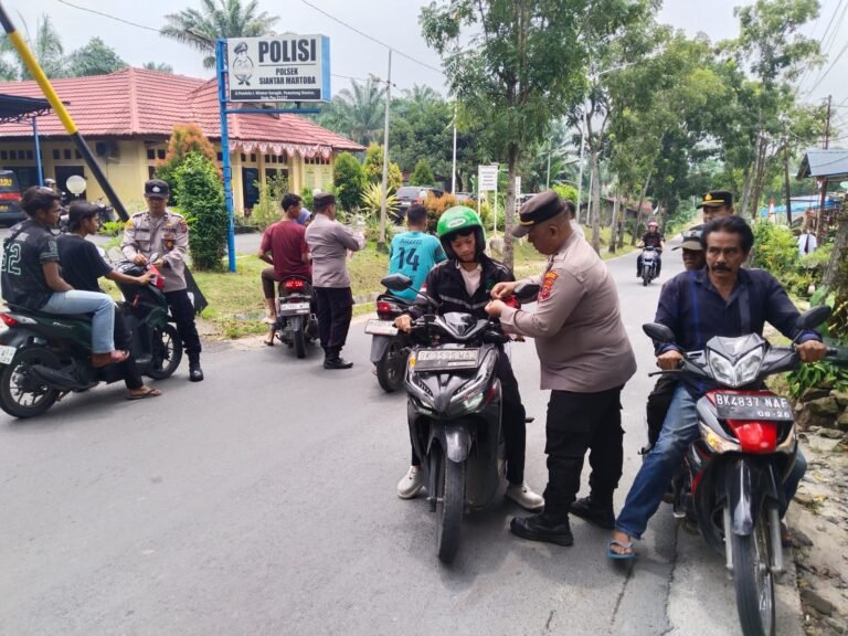 Sambut HUT Kemerdekaan Ke 81 RI, Polsek Siantar Martoba Bagikan Bendera Merah Putih Kepada Masyarakat