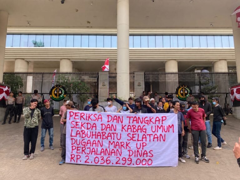 Koalisi DPC IMSU Dan KAMPUS Jakarta Kepung Kejagung RI, Desak Usut Markup Milyaran Sekda Dan Kabag Umum Labusel