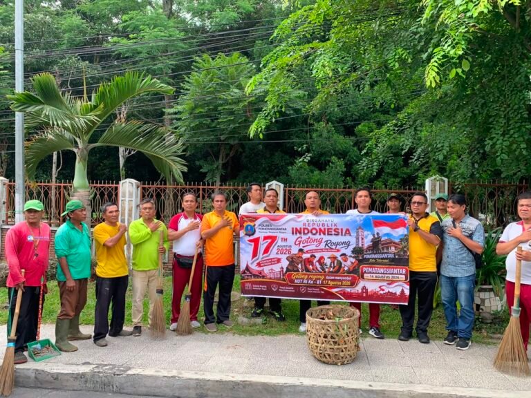 Sambut HUT Ke 81 RI, Sat Reskrim Polres Pematang Siantar Gotong Royong di Jalan Sangnawaluh