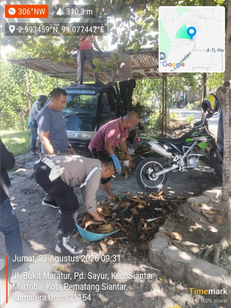 Polsek Siantar Martoba Gotong Royong Bersama Lurah dan Masyarakat
