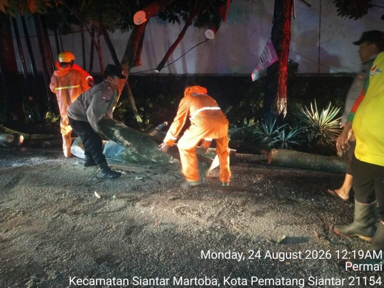 Polsek Siantar Martoba Bersihkan Pohon Tumbang Antisipasi Kemacetan Arus Lalin di Jalan Medan