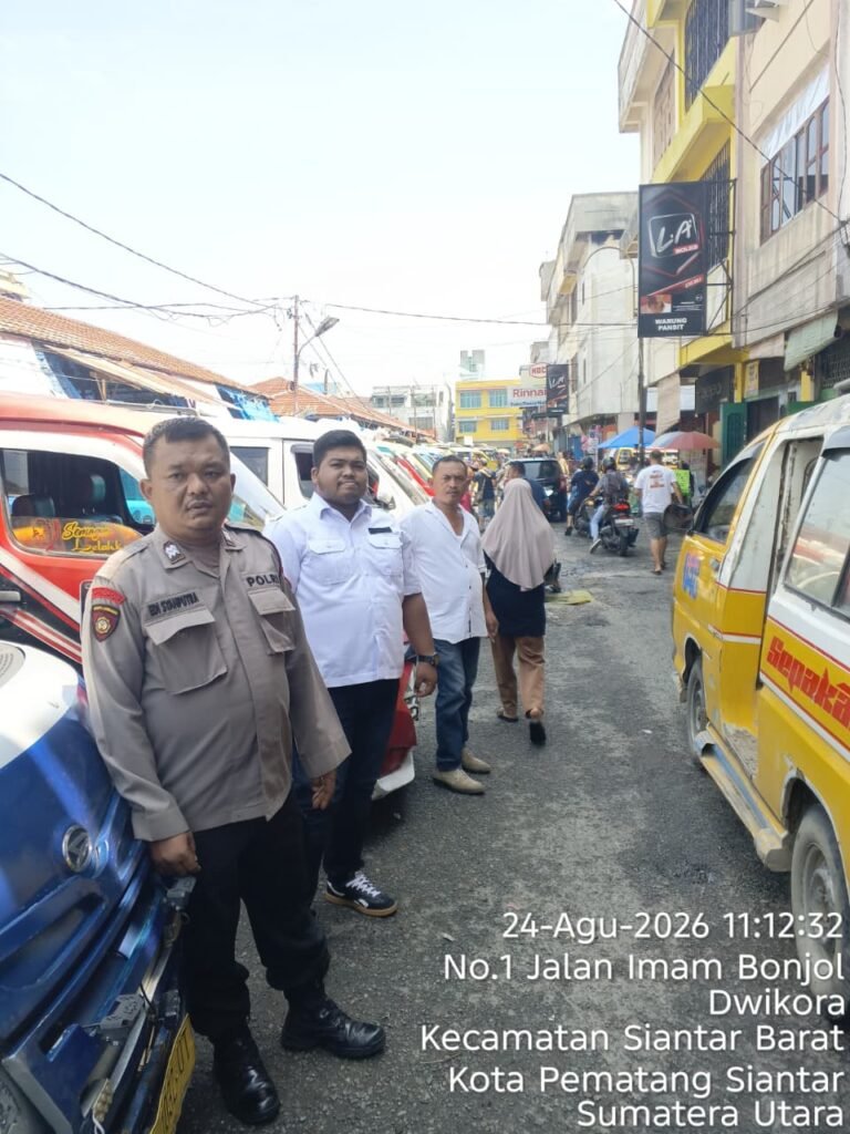 Polsek Siantar Barat Patroli Jalan Kaki Siang Hari Antisipasi 3C di Pasar Horas