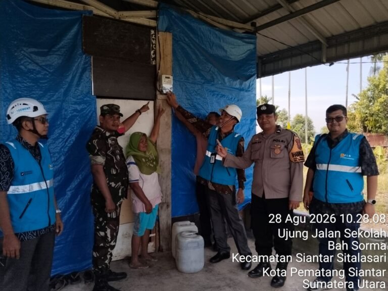 Bhabinkamtibmas Polsek Siantar Martoba Hadiri Penyerahan Listrik Gratis PT PLN Kota Pematang Siantar Kepada Ibu Rubiah