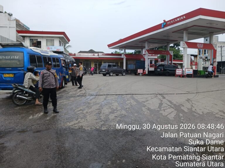 Polsek Siantar Utara Montoring Dan Gatur Lalin Distribusi BBM di SPBU Wilkumya