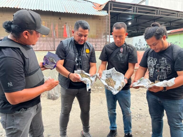 Polrestabes Medan ratakan bantaran rel KA Medan – Kualanamu yang jadi sarang narkoba. 3 Kg Ganja, sejumlah paket sabu, hingga beragam senjata disita