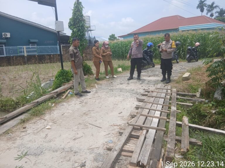 Respon Keluhan Warganya, Kapolsek Siantar Marihat Cek Jembatan Rusak di Gang Manunggal