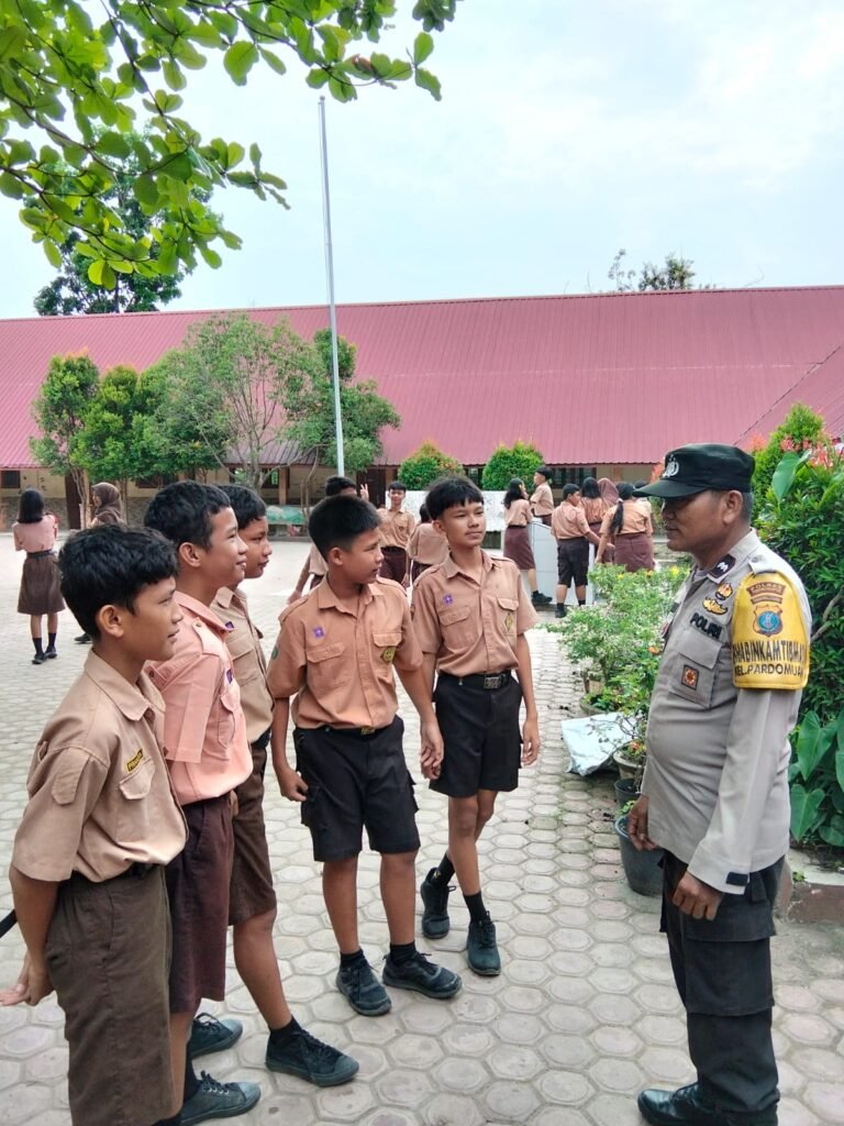 Sampaikan Pesan Kamtibmas Polsek Siantar Timur Sambang di UPTD SMPN 1 Jalan Merdeka