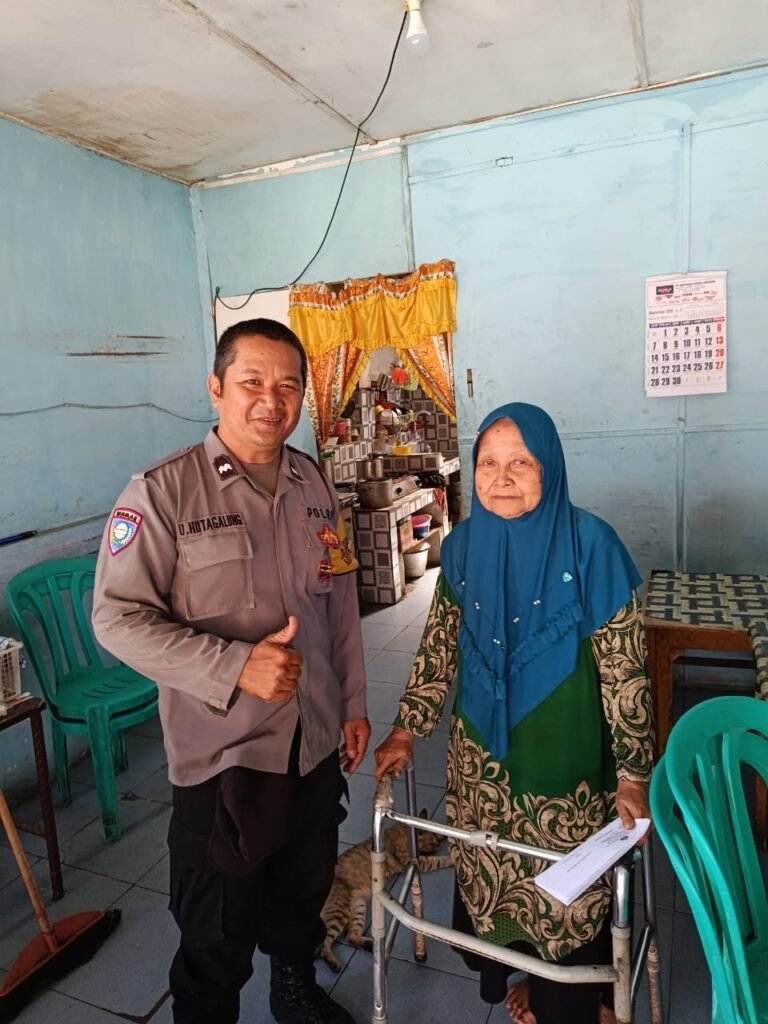 Bhabinkamtibmas Polsek Siantar Timur Laksanakan Sambang Kamtibmas Kepada Lansia di Jalan Kapten Tandean