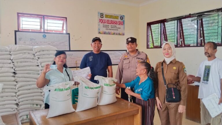 Bhabinkamtibmas Polsek Siantar Martoba Montoring Distribusi Penerima Banpang Beras Wilayah Kelurahan Bah Sorma