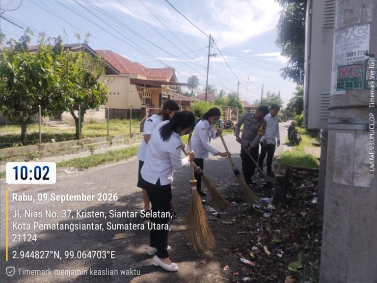 Bhabinkamtibmas Polsek Siantar Selatan Gotong Royong Bersama di Jalan Nias