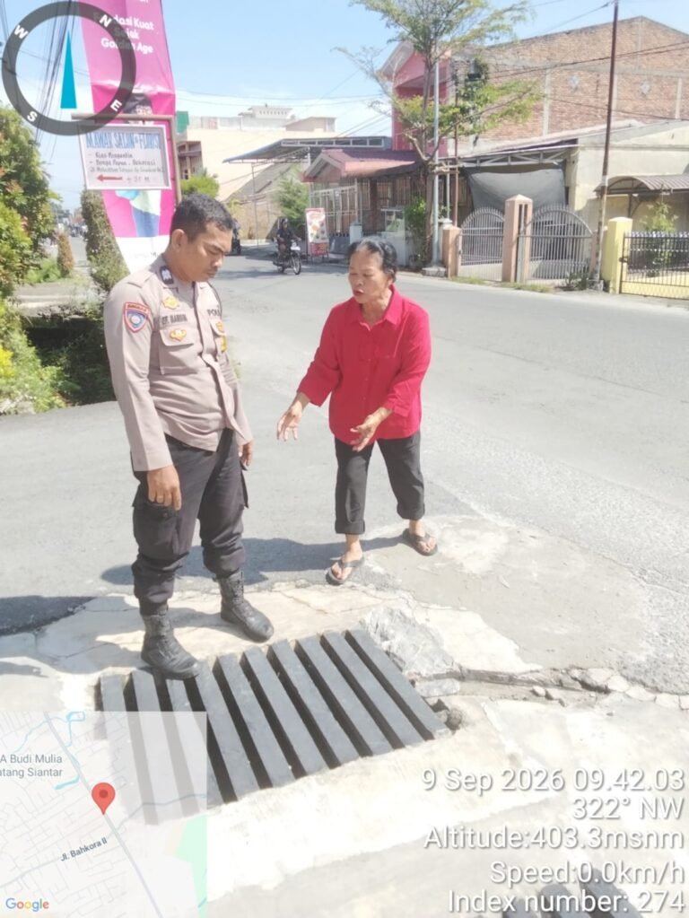 Bhabinkamtibmas Polsek Siantar Marihat Cek Saluran Air di Gang Cisadane
