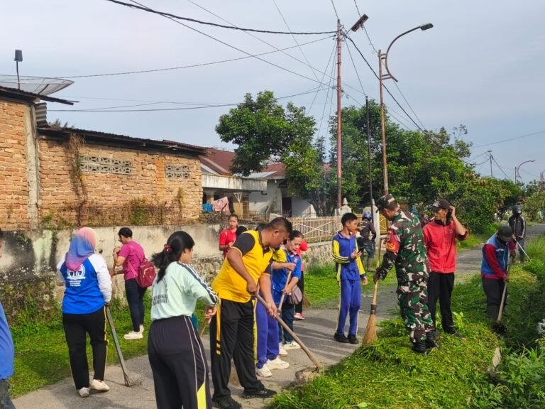 Bhabinkamtibmas Polsek Siantar Timur Jum’at Curhat Kamtibmas di Jalan Renville