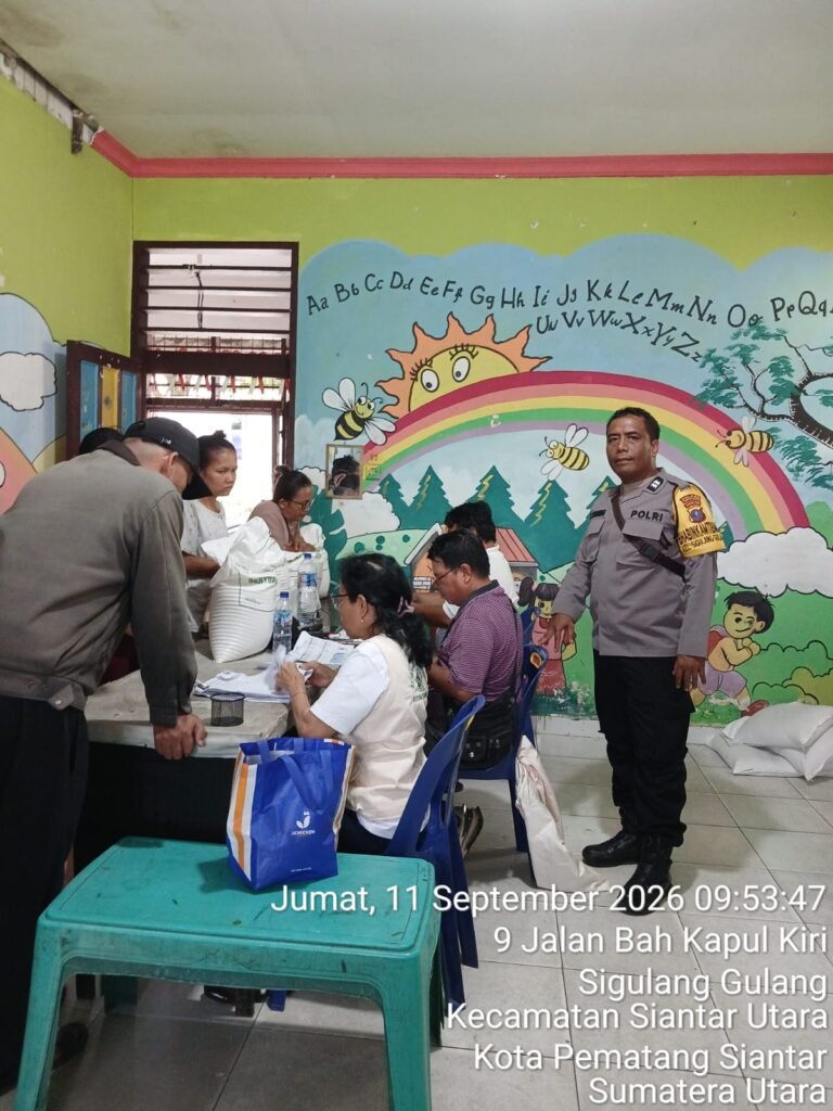 Bhabinkamtibmas Polsek Siantar Utara Monitoring Pembagian Banpang Beras Kepada Masyarakat